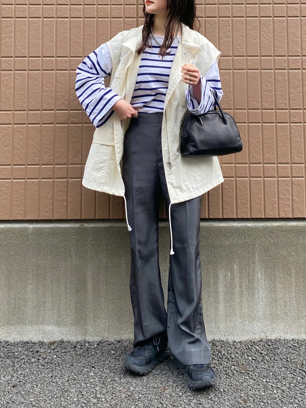 ホワイト系のベスト、ブルー系のTシャツ/カットソー、グレー系のその他パンツを着用したレディースの春コーディネートの2枚目の写真