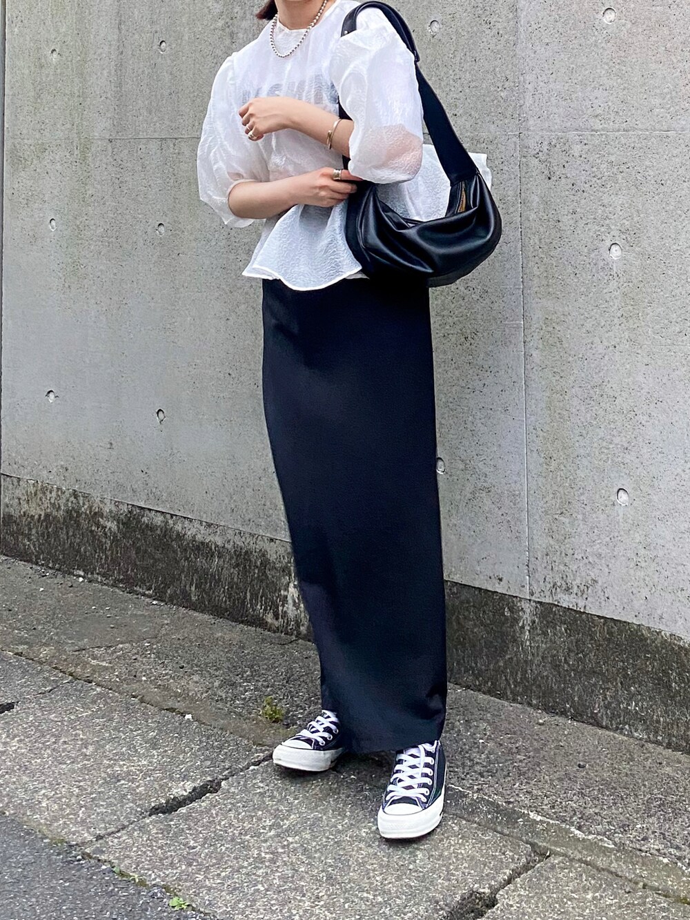 ホワイト系のシャツ/ブラウス、ホワイト系のTシャツ/カットソー、ブラック系のショルダーバッグを着用したレディースの夏コーディネートの2枚目の写真