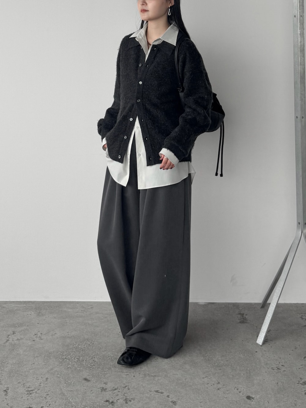 グレー系のニット/セーター、その他のシャツ/ブラウス、グレー系のスラックスを着用したレディースの秋コーディネートの2枚目の写真