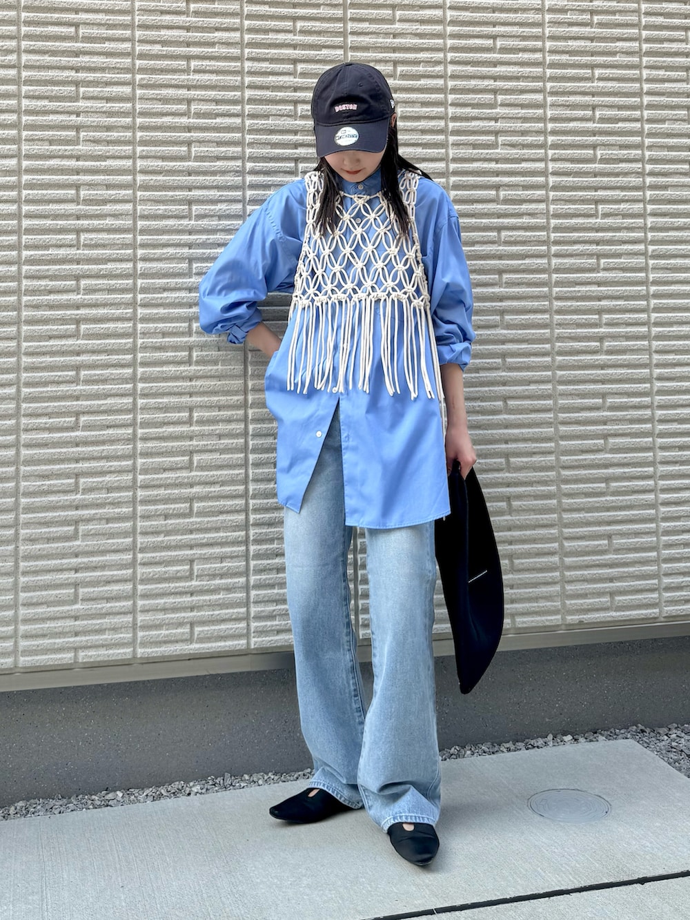 ブルー系のデニムパンツ、ホワイト系のベスト、ブルー系のシャツ/ブラウスを着用したレディースの夏コーディネートの4枚目の写真