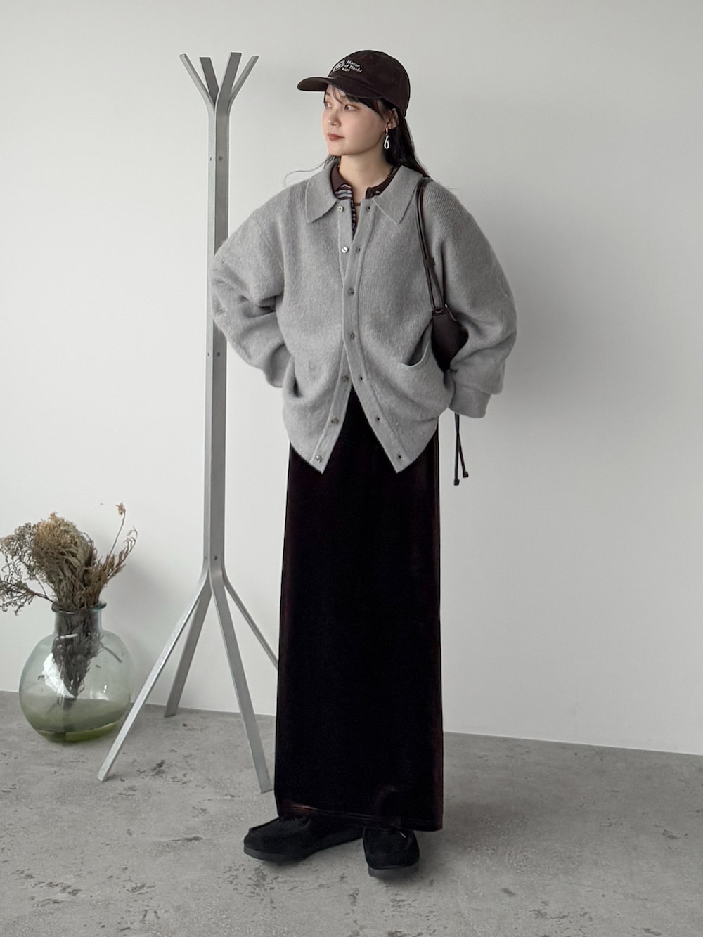 ブラック系のモカシン/デッキシューズ、グレー系のニット/セーター、ブラウン系のニット/セーターを着用したレディースの秋コーディネートの2枚目の写真