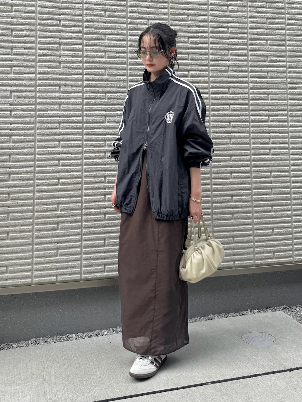 「アウトドアスタイル、秋コーデ、スポーツミックス、韓国ファッション、レイヤードスタイル、ワンピース、トラックジャケット、スニーカー、シンプルコーデ、休日スタイル、お出かけコーデ、メガネ女子、サングラス、ブラウン、秋っぽコーデ更新中」｜「CANAL JEANのchoice_cnl(チョイス) トラックジャケット（ナイロンジャケット、グレー系）」を使った、pearn0さん（レディース・160cm）の秋コーディネートの2枚目の写真