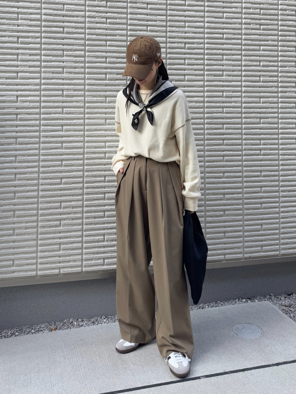 「シンプルコーデ、淡色コーデ、ワントーンコーデ、ロンT、ワイドパンツ、スラックス、スカーフ、スニーカー、キャップ、プチプラ、お出かけコーデ、休日スタイル」｜「Javaの【1月下旬再入荷】《JaVaジャバ 別注》シンプルなのに格上げ。2way配色ワッフルロンTee（Tシャツ/カットソー、ホワイト系）」を使った、pearn0さん（レディース・160cm）の冬コーディネートの3枚目の写真