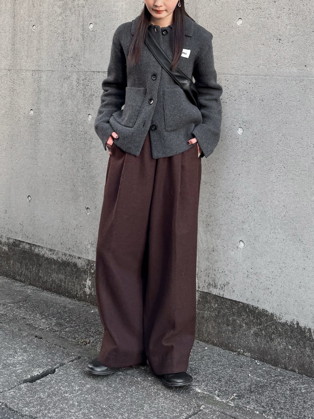 グレー系のカーディガン/ボレロ、ブラック系のショルダーバッグ、ブラウン系のその他パンツを着用したレディースの冬コーディネートの3枚目の写真