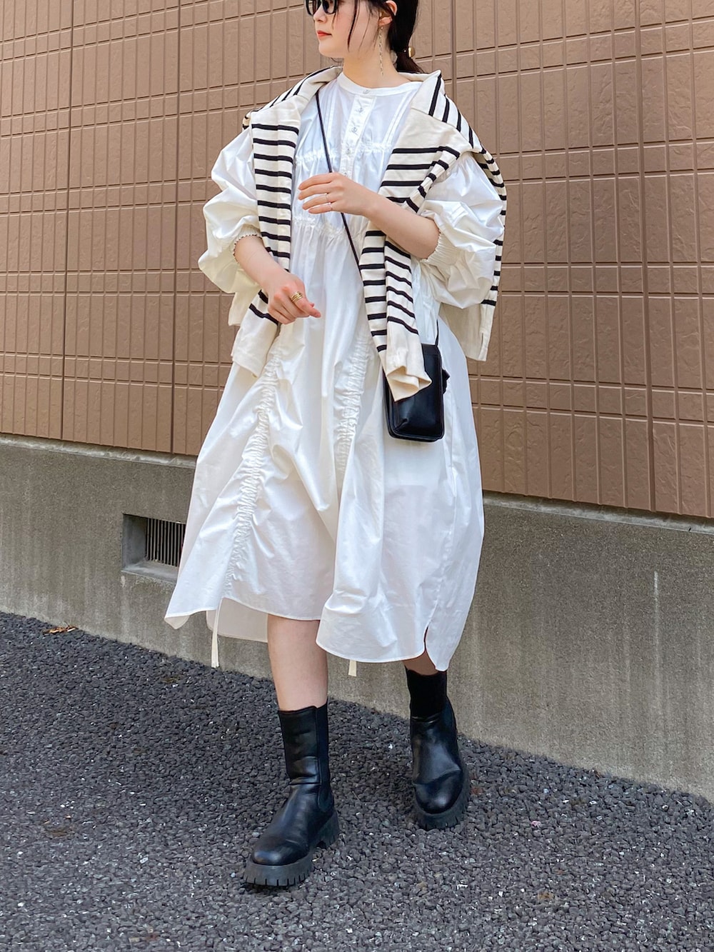 「休日スタイル、シャツスタイル、シンプルコーデ、モノトーン、春コーデ、メガネ女子、サイドゴアブーツ、厚底シューズ、ボーダー、モード、ビッグシルエット、ショルダーバッグ、大人カジュアル、きれいめカジュアル」｜「willfullyのアイテム（シャツワンピース、ホワイト系）」を使った、pearn0さん（レディース・160cm）の春コーディネートの2枚目の写真