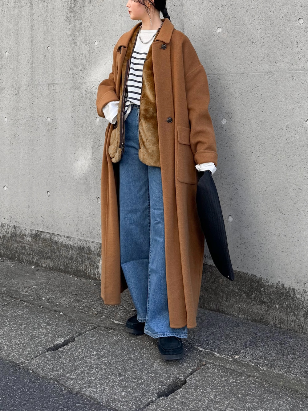 ブラウン系のジャケット/アウター、ブラウン系のベスト、ブルー系のTシャツ/カットソーを着用したレディースの冬コーディネートの2枚目の写真