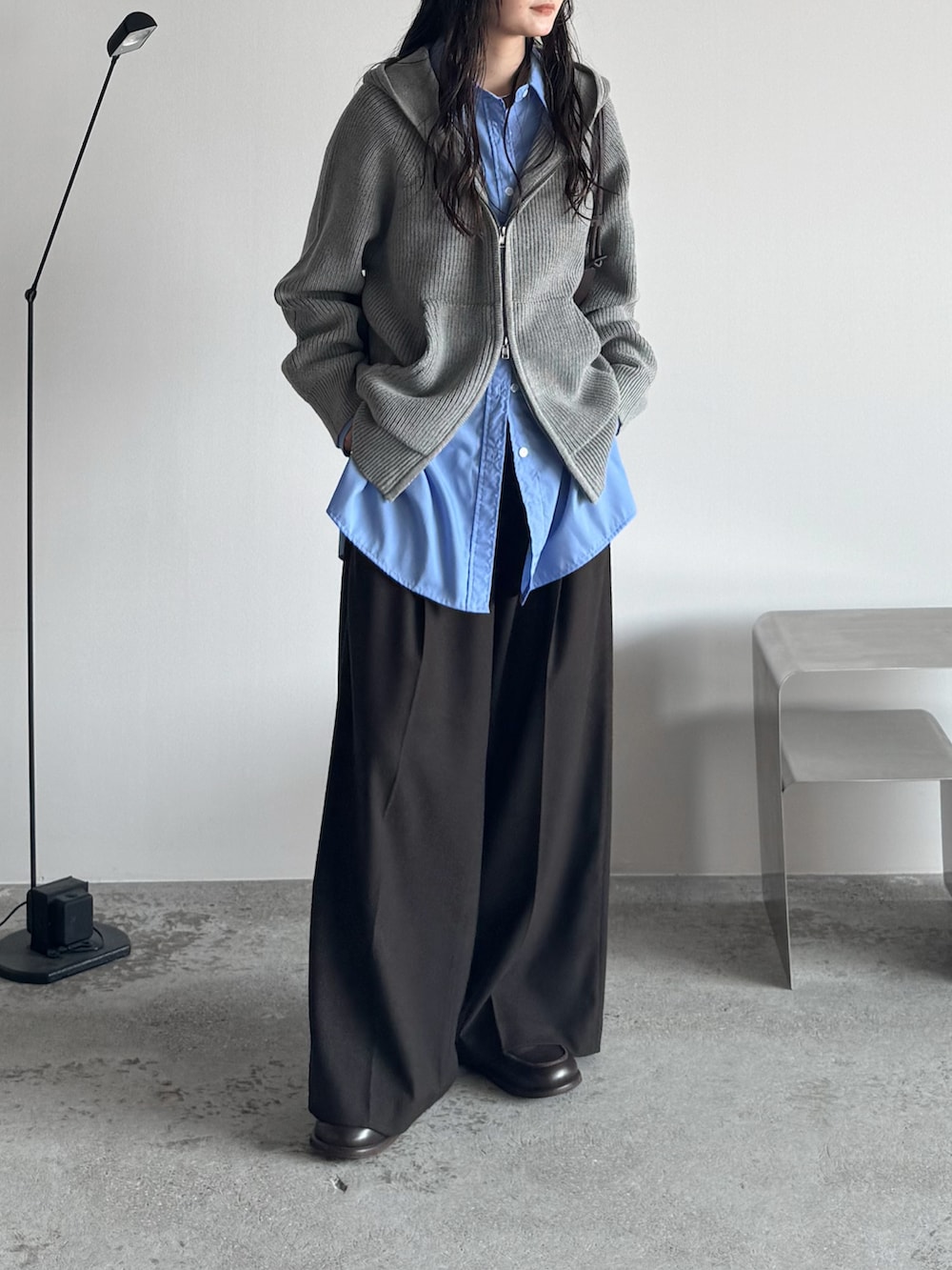 ブルー系のシャツ/ブラウス、ブラウン系のローファー、グレー系のニット/セーターを着用したレディースの秋コーディネートの2枚目の写真