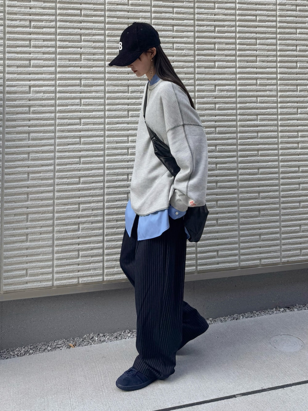 グレー系のTシャツ/カットソー、ブルー系のスラックス、ブルー系のスニーカーを着用したレディースの冬コーディネートの2枚目の写真