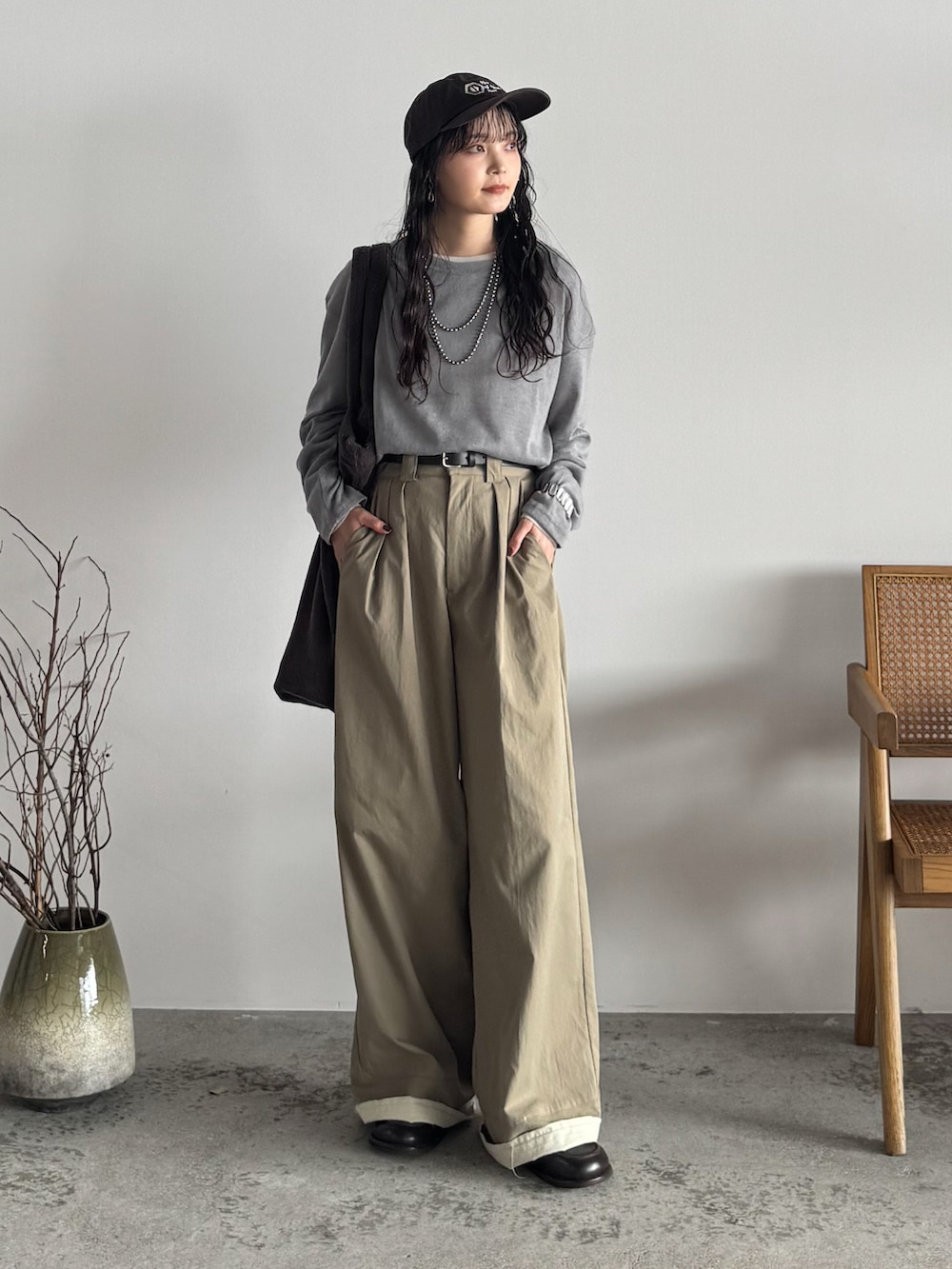 ブラウン系のローファー、グレー系のTシャツ/カットソー、ホワイト系のTシャツ/カットソーを着用したレディースの秋コーディネートの2枚目の写真