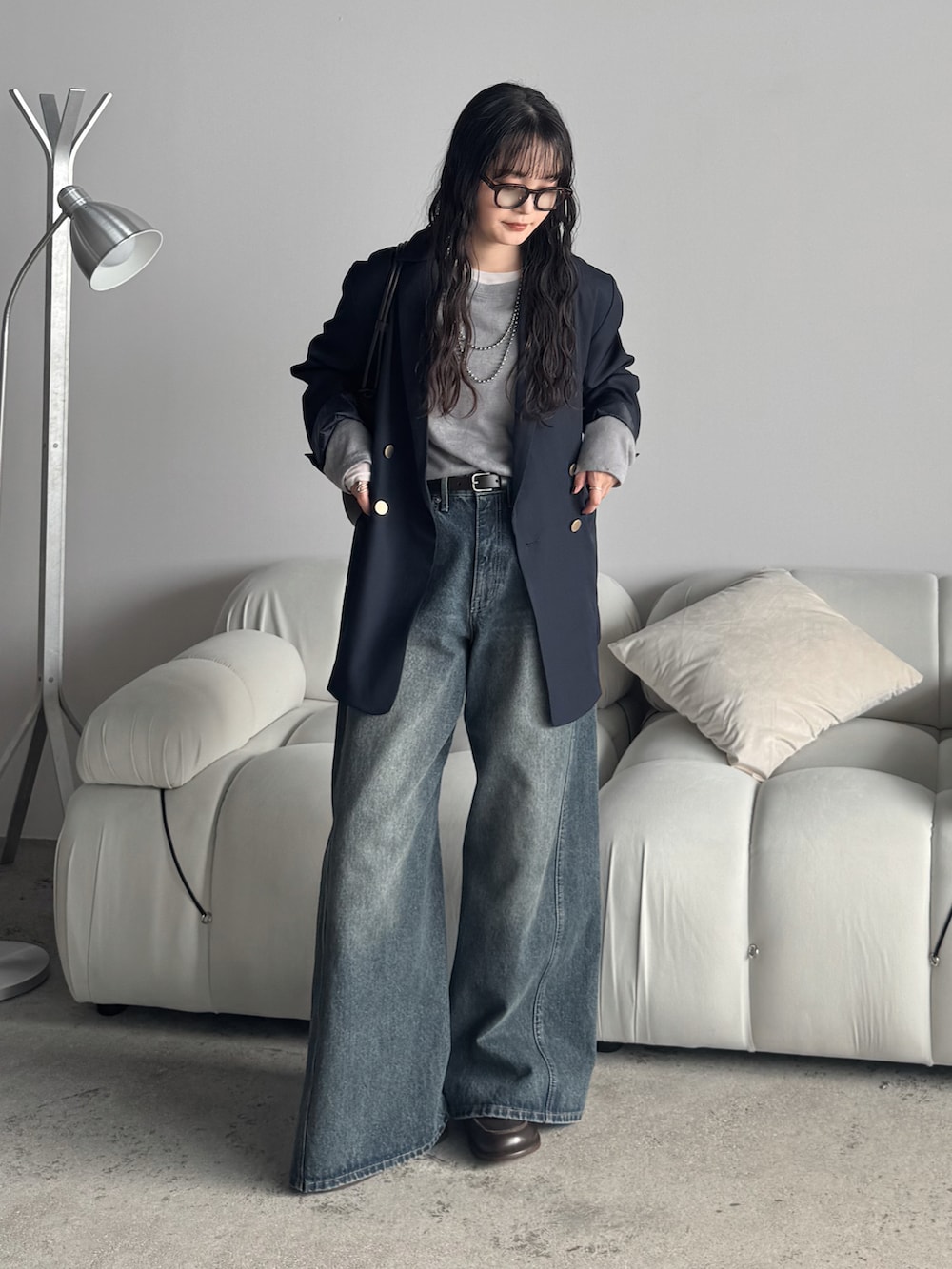 ホワイト系のTシャツ/カットソー、グレー系のTシャツ/カットソー、ブルー系のテーラードジャケットを着用したレディースの秋コーディネートの2枚目の写真