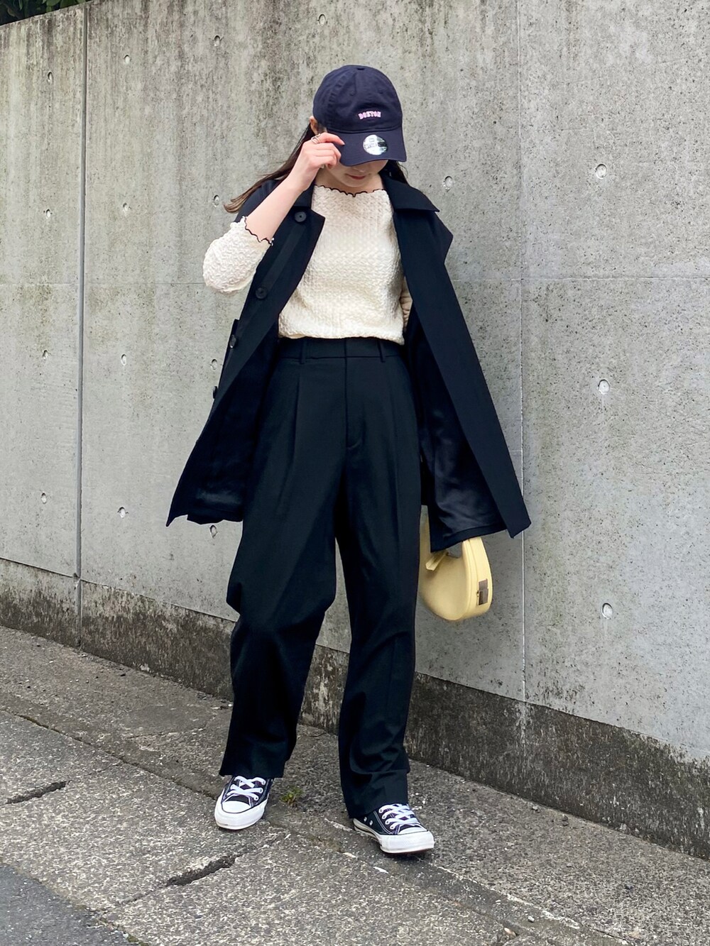 ホワイト系のTシャツ/カットソー、ブラック系のベスト、ブラック系のスラックスを着用したレディースの春コーディネートの3枚目の写真