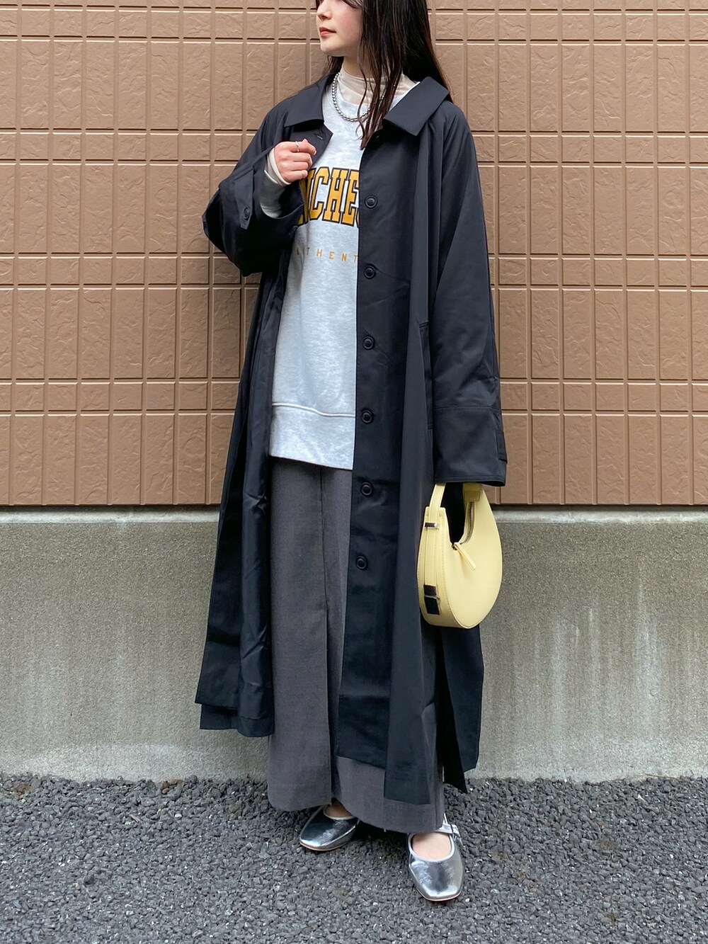 「休日スタイル、レイヤードスタイル、大人カジュアル、きれいめカジュアル、トレンチコート、ロングコート、ロゴスウェット、ビッグシルエット、ハンドバッグ、メタリック、スクエアトゥ、シンプルコーデ、ワントーンコーデ、プチプラ」｜「ECRIREの【るうコラボ】ツイルステンカラーコート（ステンカラーコート、ブラック系）」を使った、pearn0さん（レディース・160cm）の冬コーディネートの2枚目の写真