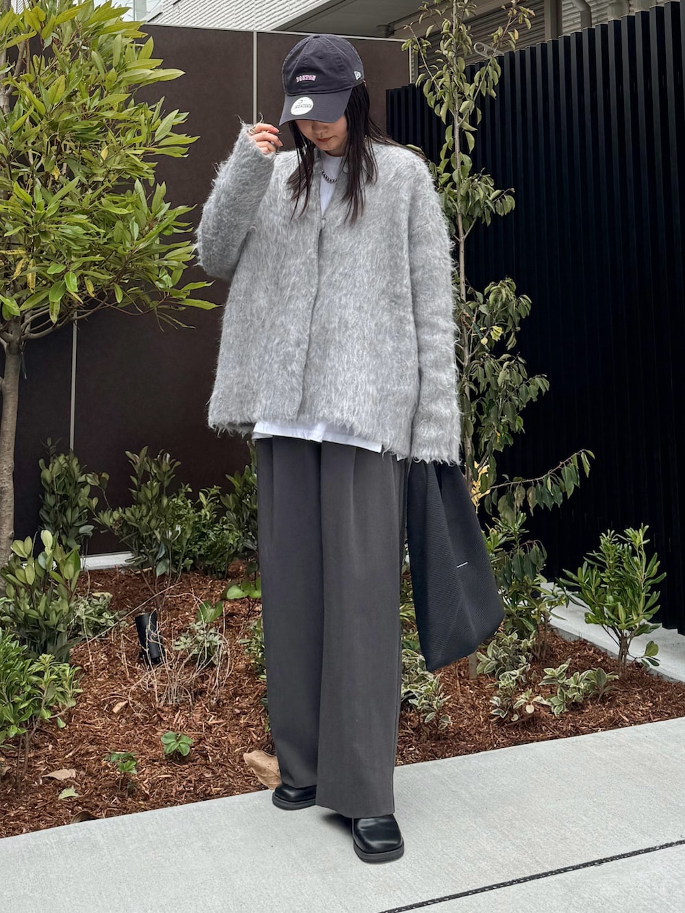 グレー系のカーディガン/ボレロ、ホワイト系のTシャツ/カットソー、グレー系のその他パンツを着用したレディースの冬コーディネートの2枚目の写真