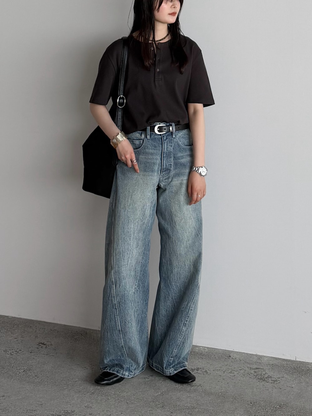 ブラウン系のTシャツ/カットソー、ブルー系のデニムパンツ、ブラック系のショルダーバッグを着用したレディースの夏コーディネートの2枚目の写真