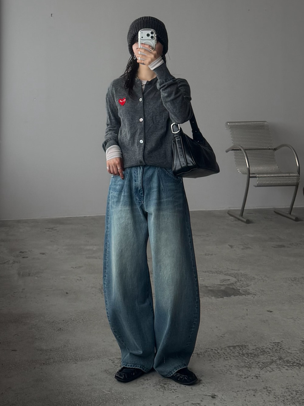 ホワイト系のTシャツ/カットソー、ブルー系のデニムパンツ、ブラック系のショルダーバッグを着用したレディースの春コーディネートの2枚目の写真