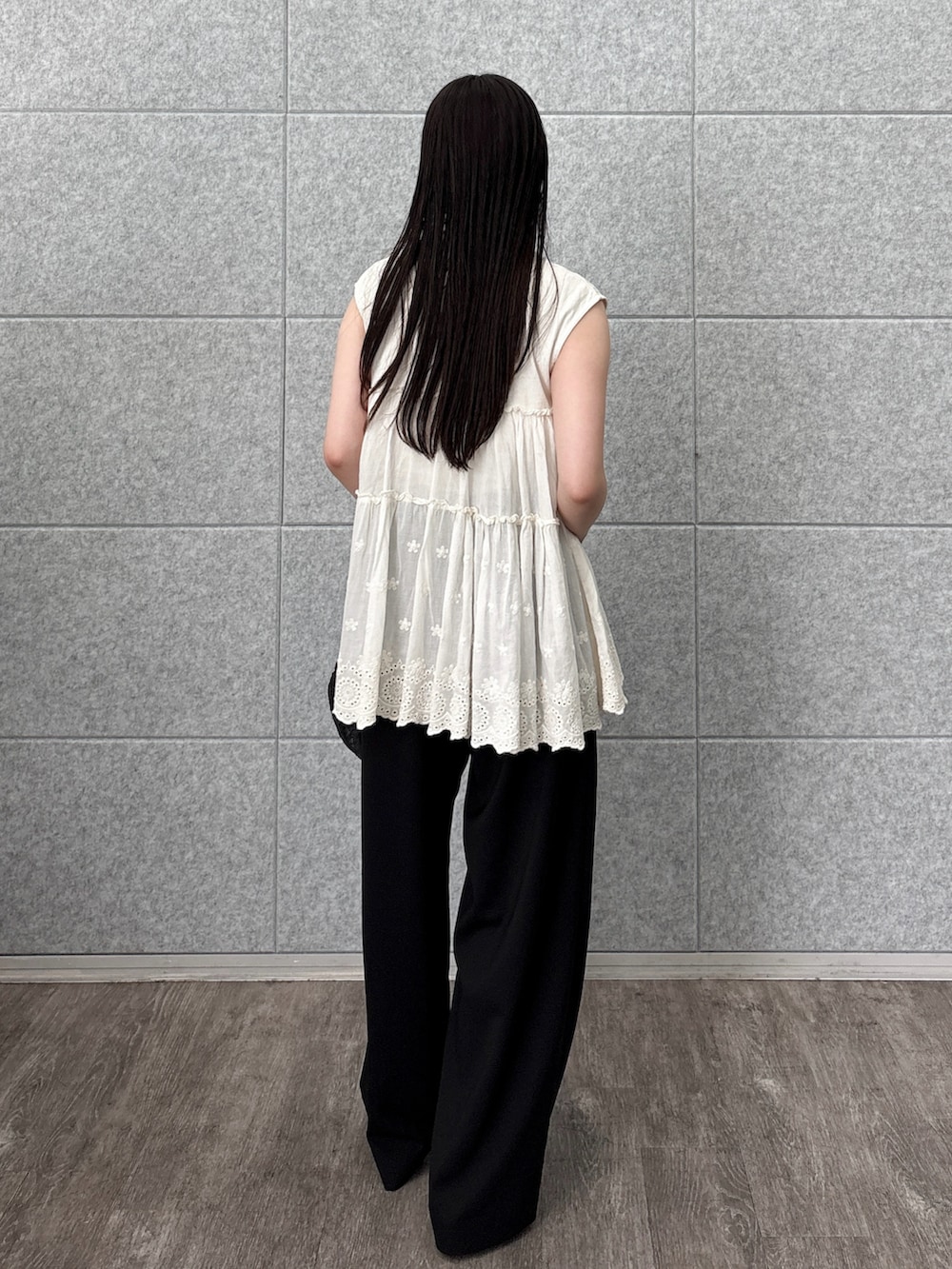 ベージュ系のTシャツ/カットソー、ブラック系のその他パンツ、シルバー系のネックレスを着用したレディースの夏コーディネートの3枚目の写真