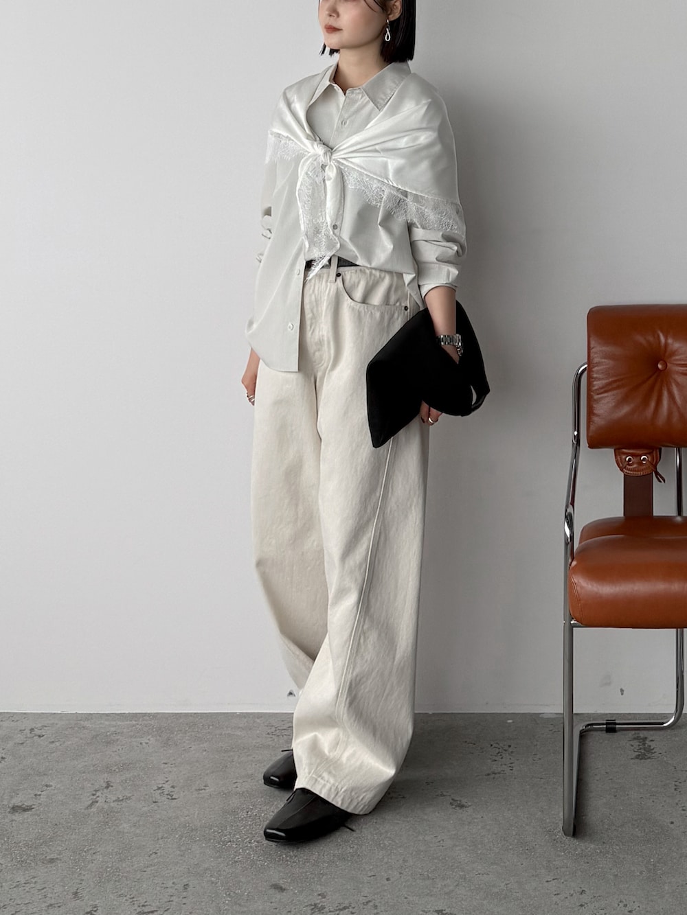 ベージュ系のシャツ/ブラウス、ホワイト系のデニムパンツ、シルバー系のアナログ腕時計を着用したレディースの秋コーディネートの2枚目の写真
