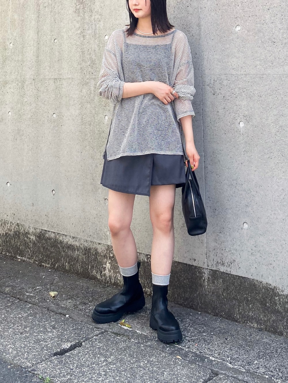 ホワイト系のTシャツ/カットソー、グレー系のその他パンツ、ブラック系のショルダーバッグを着用したレディースの夏コーディネートの3枚目の写真