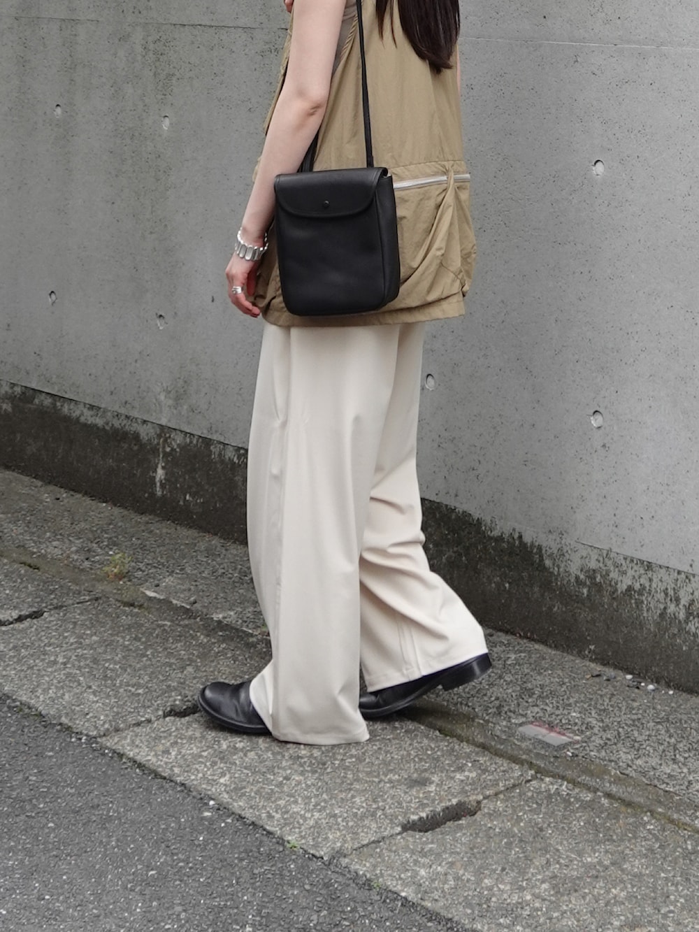 グリーン系のその他アウター、ホワイト系のその他パンツ、ブラック系のスリッポンを着用したレディースの夏コーディネートの3枚目の写真