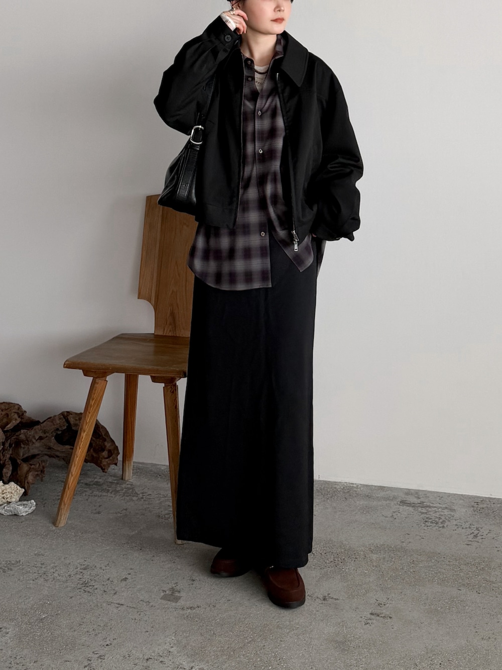 ブラウン系のローファー、ブラウン系のシャツ/ブラウス、ブラック系のブルゾンを着用したレディースの冬コーディネートの2枚目の写真