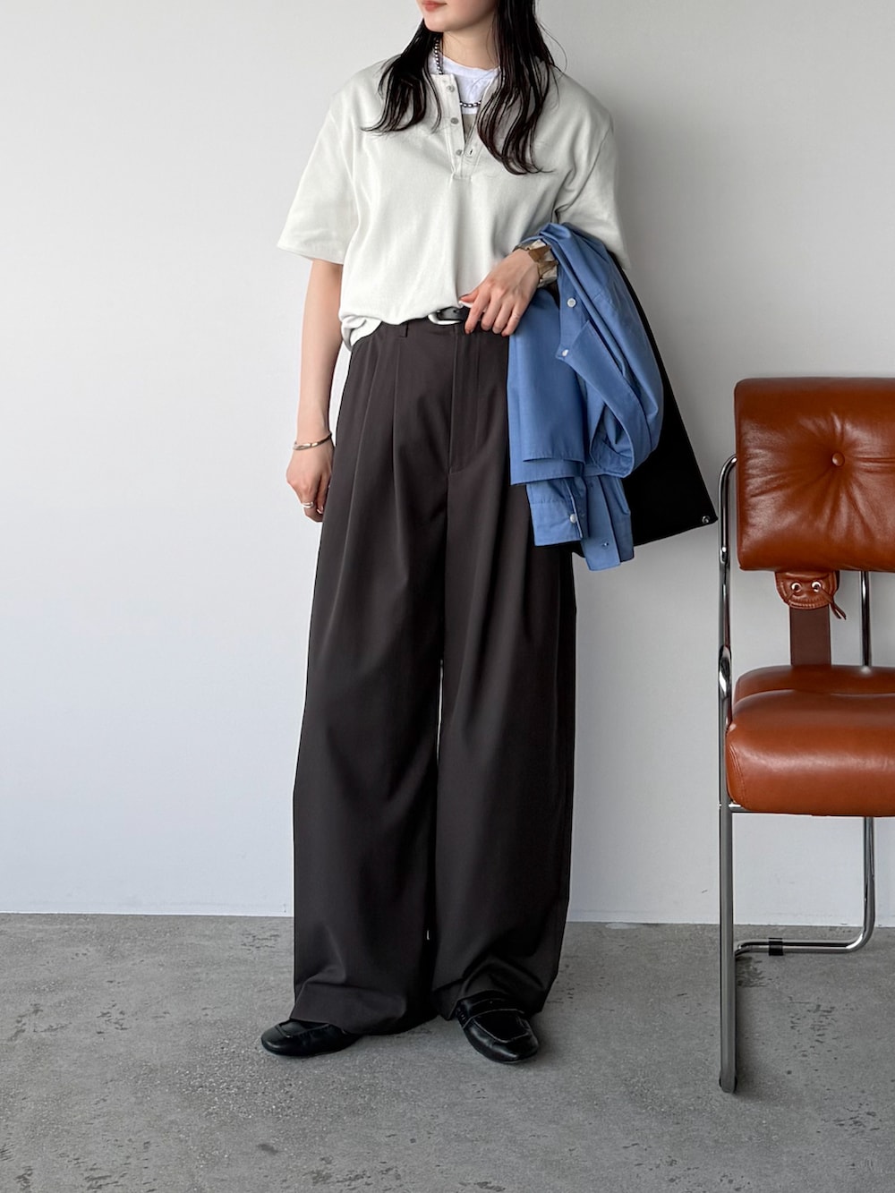ホワイト系のTシャツ/カットソー、ホワイト系のTシャツ/カットソー、ブルー系のシャツ/ブラウスを着用したレディースの春コーディネートの2枚目の写真