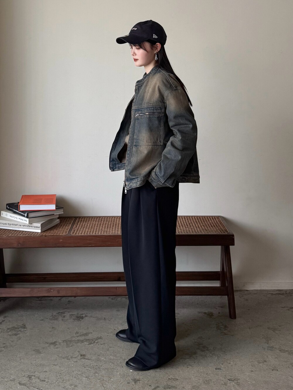 ブルー系のデニムジャケット、グリーン系のニット/セーター、ブラック系のその他パンツを着用したレディースの冬コーディネートの2枚目の写真