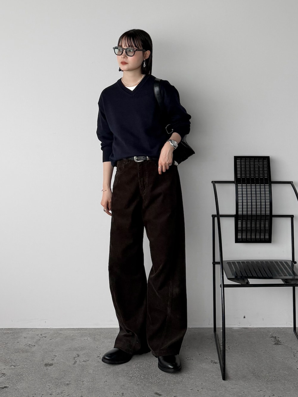 ブルー系のニット/セーター、ホワイト系のTシャツ/カットソー、ブラウン系のその他パンツを着用したレディースの秋コーディネートの2枚目の写真