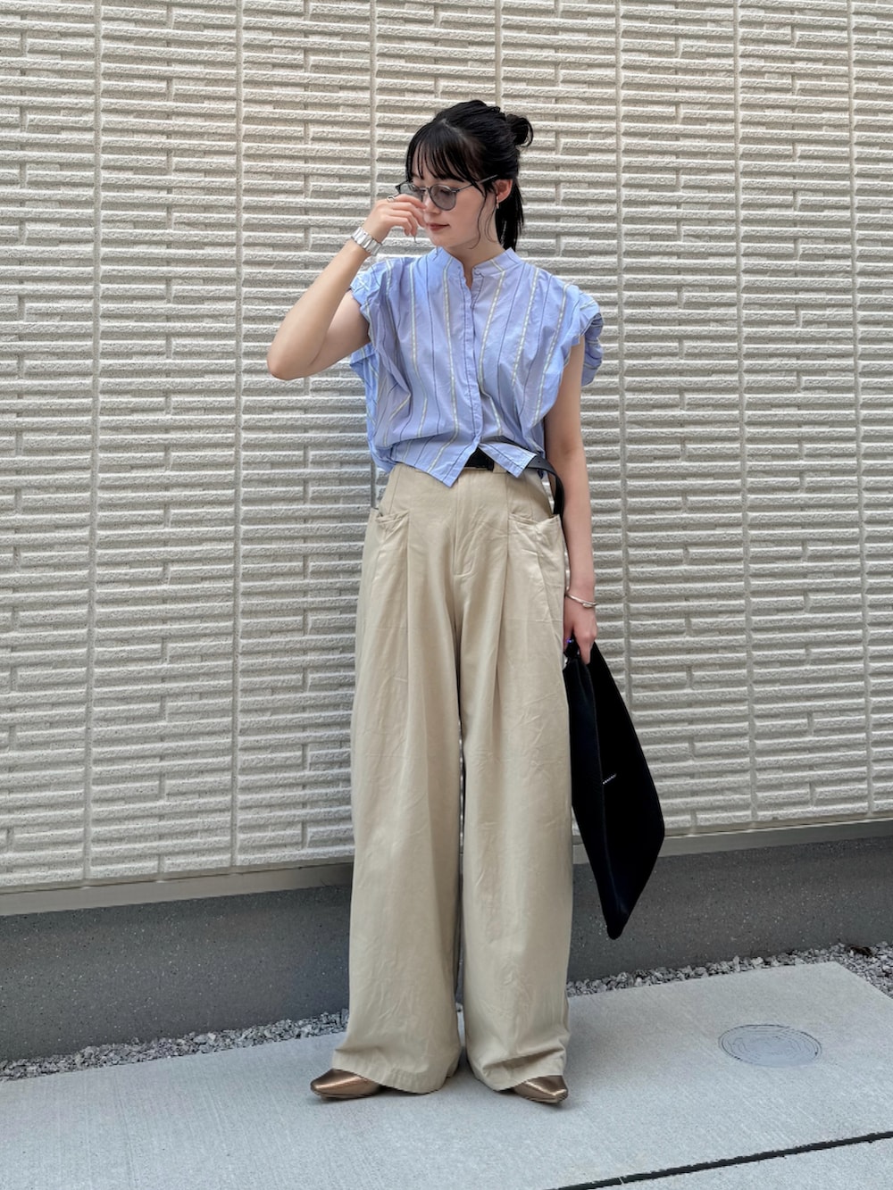 「夏コーデ、さらっと晴れやかスナップ、シンプルコーデ、ストライプ、チノパン、ワイドパンツ、トートバッグ、サングラス、メガネ女子、スクエアトゥ、お出かけコーデ、休日スタイル、ノースリーブ」｜「TODAYFULのパフショルダーコンパクトシャツ（シャツ/ブラウス、ブルー系）」を使った、pearn0さん（レディース・160cm）の夏コーディネートの2枚目の写真