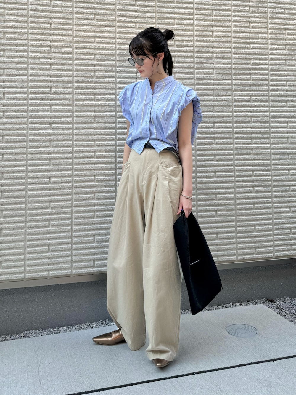 「夏コーデ、さらっと晴れやかスナップ、シンプルコーデ、ストライプ、チノパン、ワイドパンツ、トートバッグ、サングラス、メガネ女子、スクエアトゥ、お出かけコーデ、休日スタイル、ノースリーブ」｜「TODAYFULのパフショルダーコンパクトシャツ（シャツ/ブラウス、ブルー系）」を使った、pearn0さん（レディース・160cm）の夏コーディネートの3枚目の写真