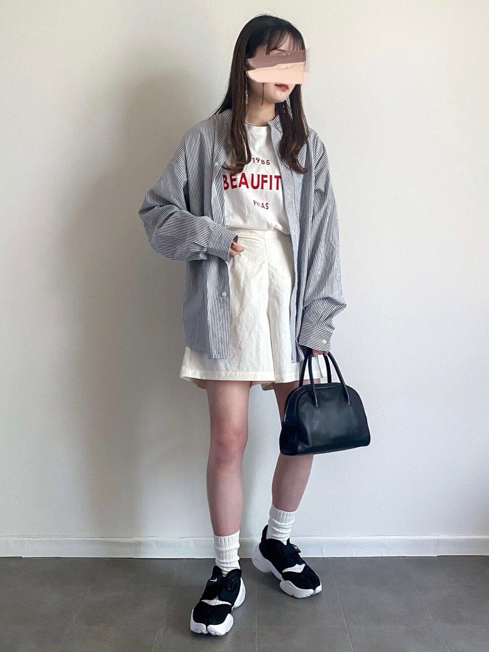 グレー系のシャツ/ブラウス、ホワイト系のTシャツ/カットソー、ホワイト系のパンツを着用したレディースの夏コーディネートの2枚目の写真