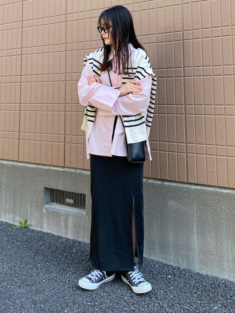 ピンク系のシャツ/ブラウス、ブラック系のTシャツ/カットソー、ブラック系のワンピースを着用したレディースの春コーディネートの3枚目の写真