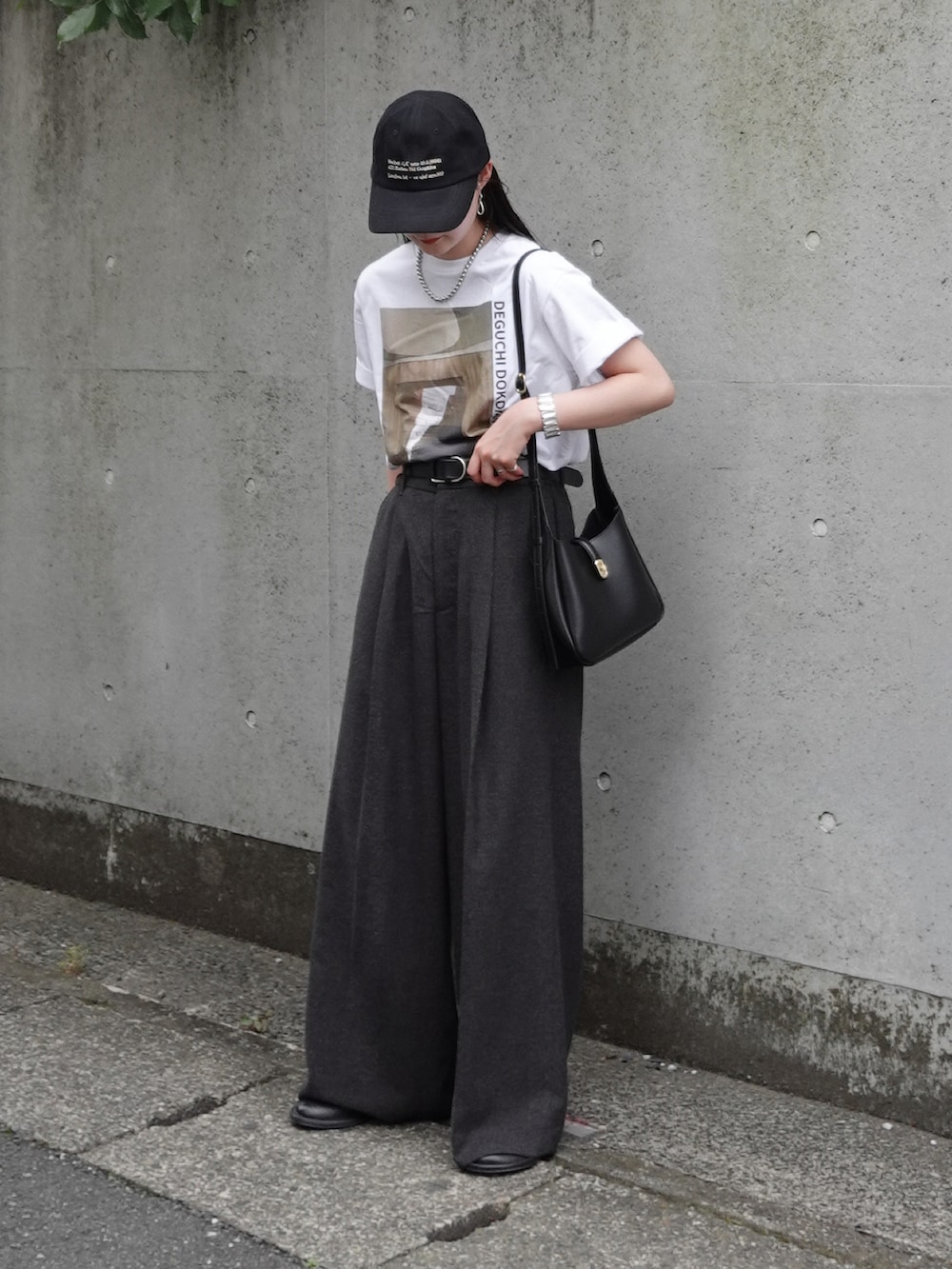 「やっぱり帽子が好き、モノトーン、スポーツミックス、白Tシャツ、ロゴT、スラックス、ワイドパンツ、キャップ、ショルダーバッグ、大人カジュアル、お出かけコーデ、休日スタイル、初夏コーデ、夏コーデ、プチプラ」｜「NOGLEの【NOGLE/ノグル】ヴィンテージフォトプリントTEE（Tシャツ/カットソー、ホワイト系）」を使った、pearn0さん（レディース・160cm）の夏コーディネートの2枚目の写真