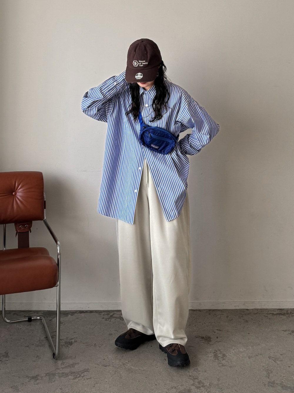 ブルー系のシャツ/ブラウス、ホワイト系のスウェットパンツ、ブルー系のボディバッグ/ウエストポーチを着用したレディースの春コーディネートの3枚目の写真