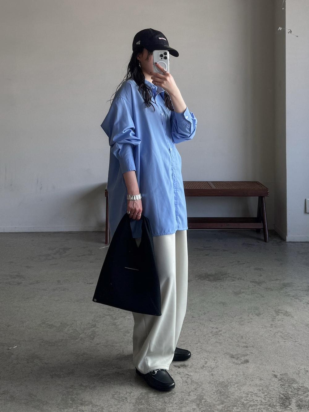 ブルー系のシャツ/ブラウス、ホワイト系のスウェットパンツ、ブラック系のローファーを着用したレディースの春コーディネートの3枚目の写真