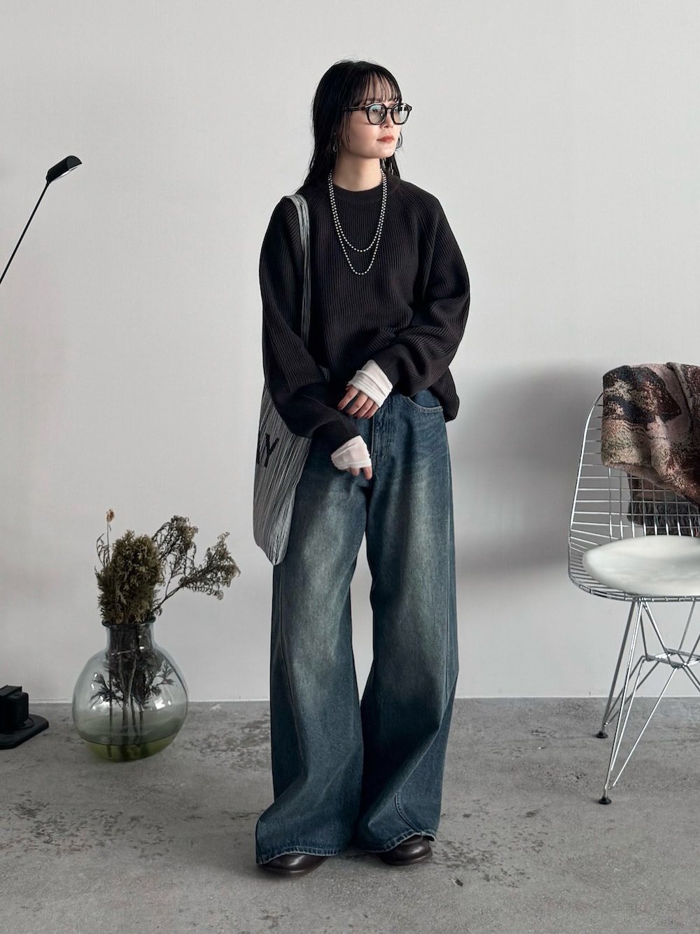 ホワイト系のTシャツ/カットソー、ブラウン系のローファー、ブラウン系のニット/セーターを着用したレディースの秋コーディネートの2枚目の写真