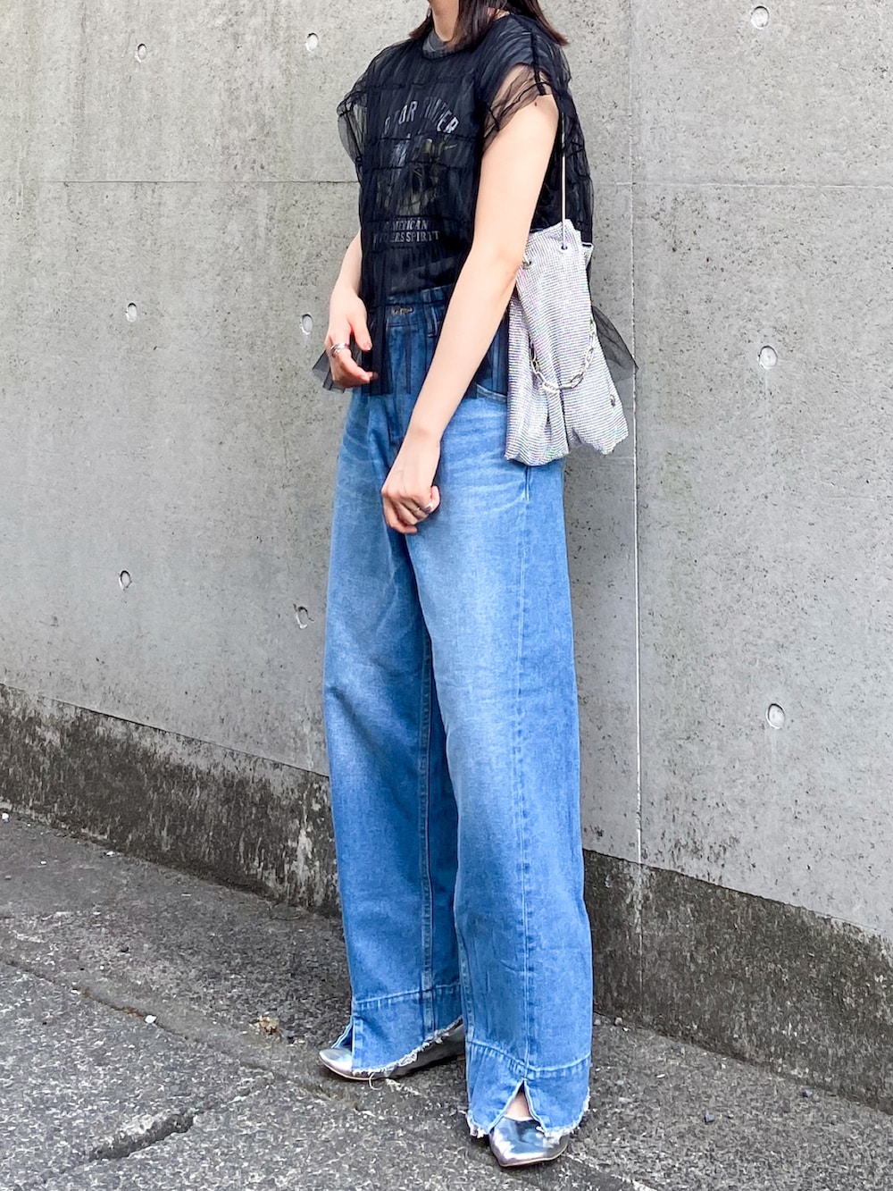 ブラック系のTシャツ/カットソー、ブラック系のタンクトップ、ブルー系のデニムパンツを着用したレディースの夏コーディネートの2枚目の写真