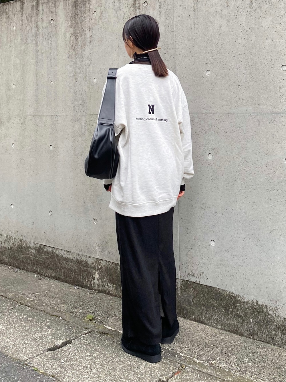 ベージュ系のスウェット、ブラック系のスカート、ブラック系のショルダーバッグを着用したレディースの秋コーディネートの3枚目の写真