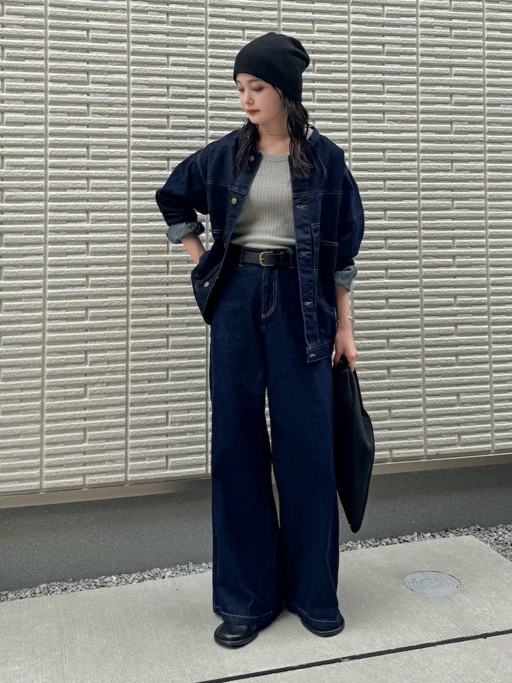 「アウトドアスタイル、レイヤードスタイル、秋っぽコーデ更新中、シンプルコーデ、セットアップ、デニム、ジャケット、休日スタイル、ストリート、ビーニー、ワイドパンツ、トートバッグ、プチプラ、秋コーデ」｜「LBCの【セットアップ可能】LBCデニムノーカラージャケット（デニムジャケット、ブルー系）」を使った、pearn0さん（レディース・160cm）の秋コーディネートの3枚目の写真