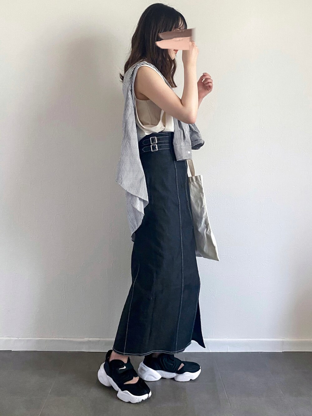 pearn0さんの「【ORIGINAL】Design denim narrow skirt / デザインデニムナロースカート（LVEU.）」を使ったコーディネートの3枚目の写真