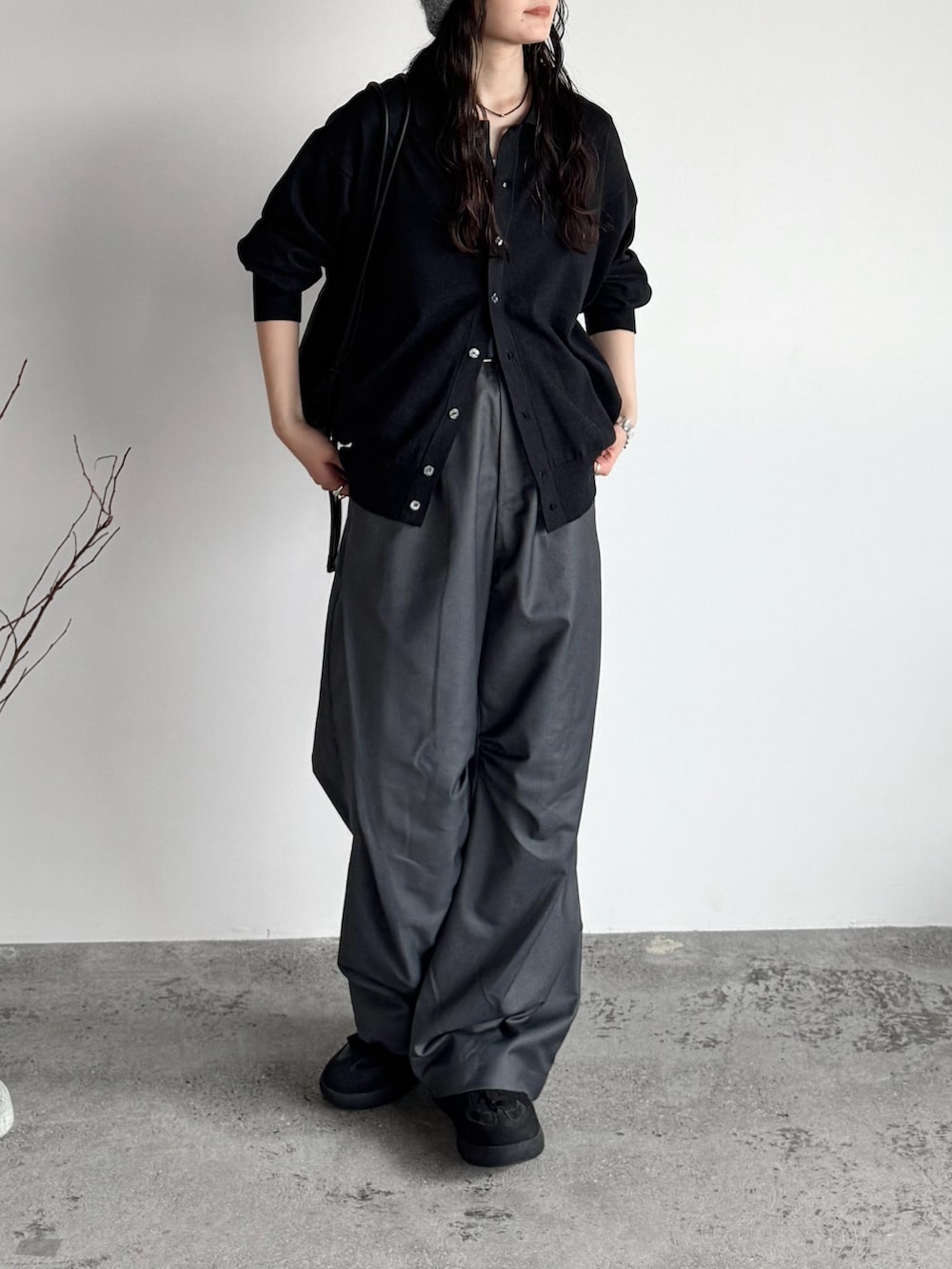 グレー系のシャツ/ブラウス、グレー系のスラックス、ブラック系のショルダーバッグを着用したレディースの秋コーディネートの2枚目の写真