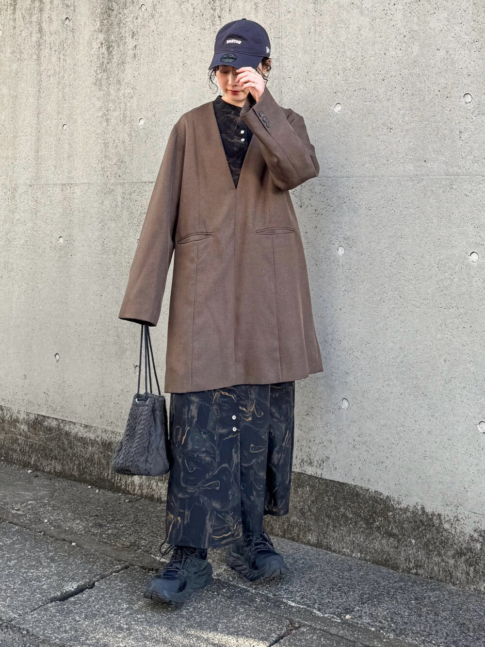 ブラウン系のワンピース、その他のワンピース/ドレス、ブラウン系のバッグを着用したレディースの冬コーディネートの2枚目の写真