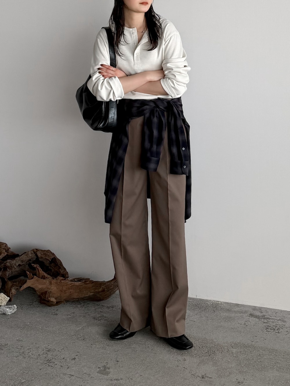 ホワイト系のTシャツ/カットソー、グレー系のシャツ/ブラウス、ブラウン系のスラックスを着用したレディースの冬コーディネートの2枚目の写真