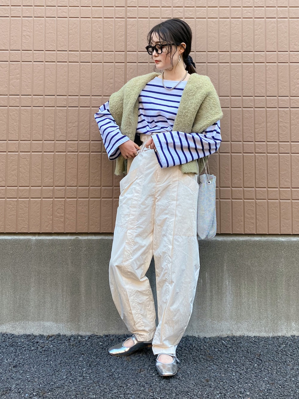 ブルー系のTシャツ/カットソー、グリーン系のカーディガン/ボレロ、ホワイト系のその他パンツを着用したレディースの春コーディネートの3枚目の写真