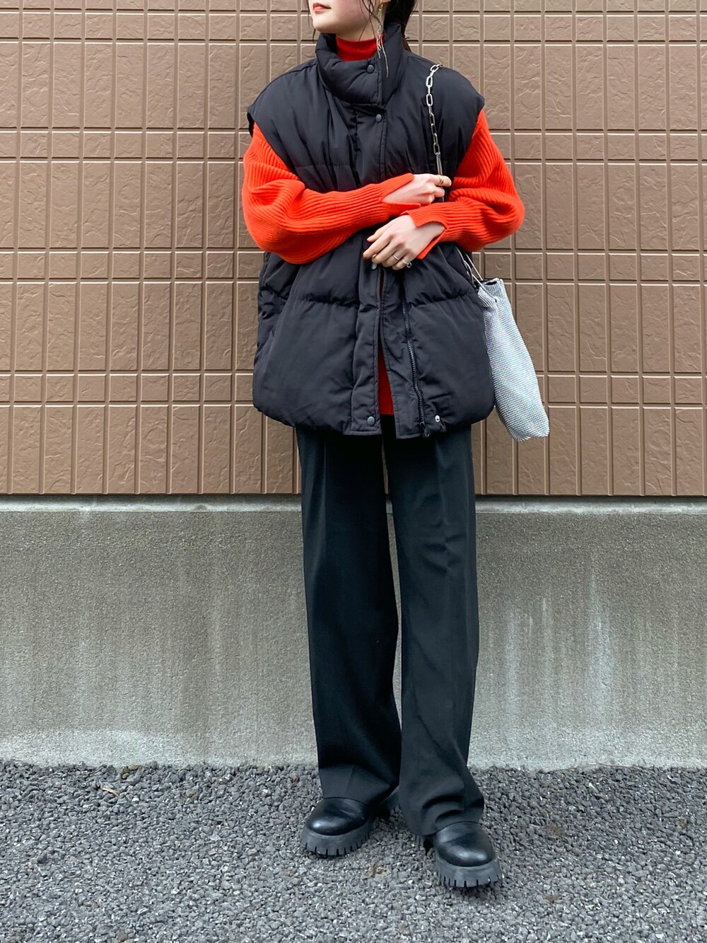 「大人カジュアル、きれいめカジュアル、メンズライク、ダウンベスト、赤、ショルダーバッグ、ワイドパンツ、パンツスタイル、UNIQLO、ブーツ、ラフコーデ、厚底シューズ、プチプラ」｜「SHEINのアイテム（ジャケット/アウター、ブラック系）」を使った、pearn0さん（レディース・160cm）の冬コーディネートの2枚目の写真