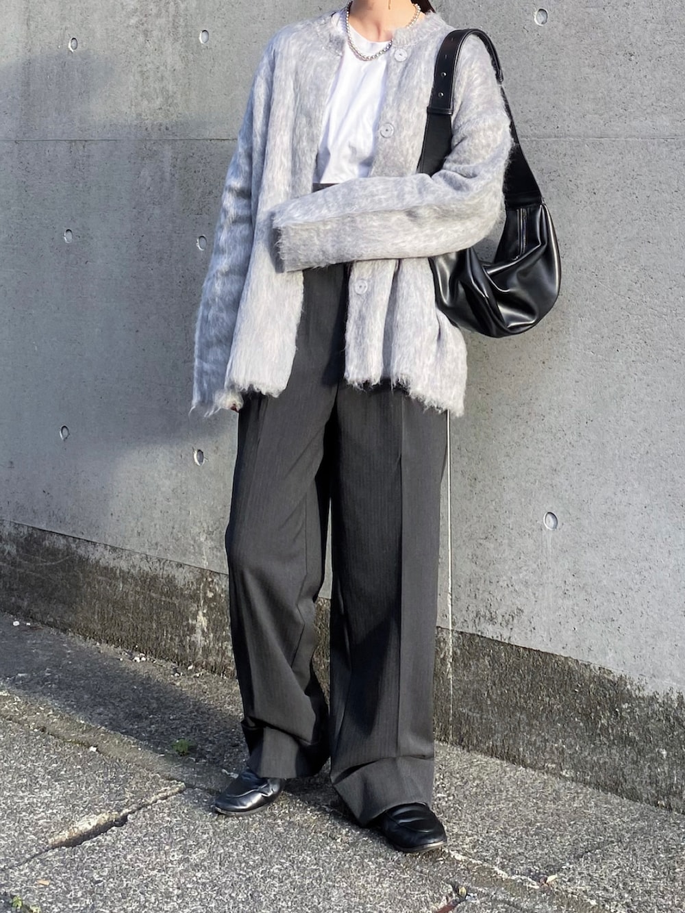 グレー系のカーディガン/ボレロ、グレー系のその他パンツ、ブラック系のショルダーバッグを着用したレディースの秋コーディネートの2枚目の写真