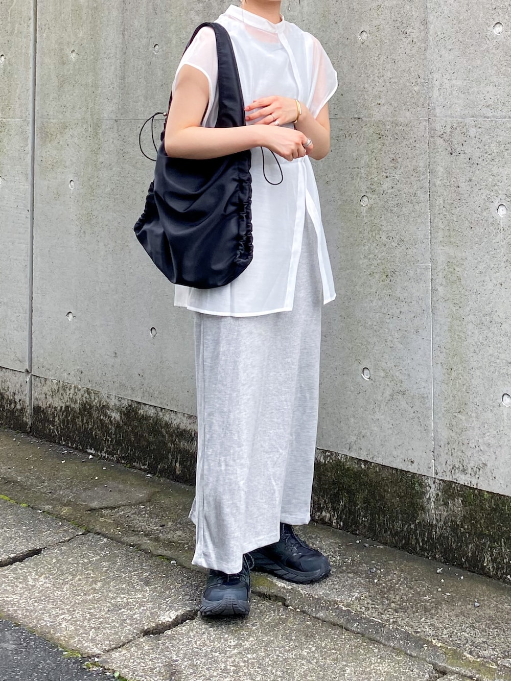 グレー系のワンピース、ホワイト系のシャツ/ブラウス、ブラック系のトートバッグを着用したレディースの夏コーディネートの2枚目の写真