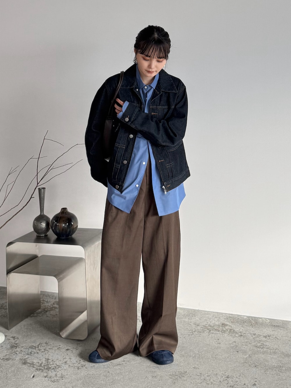 ブルー系のスニーカー、ブラウン系のスラックス、ブルー系のシャツ/ブラウスを着用したレディースの秋コーディネートの2枚目の写真