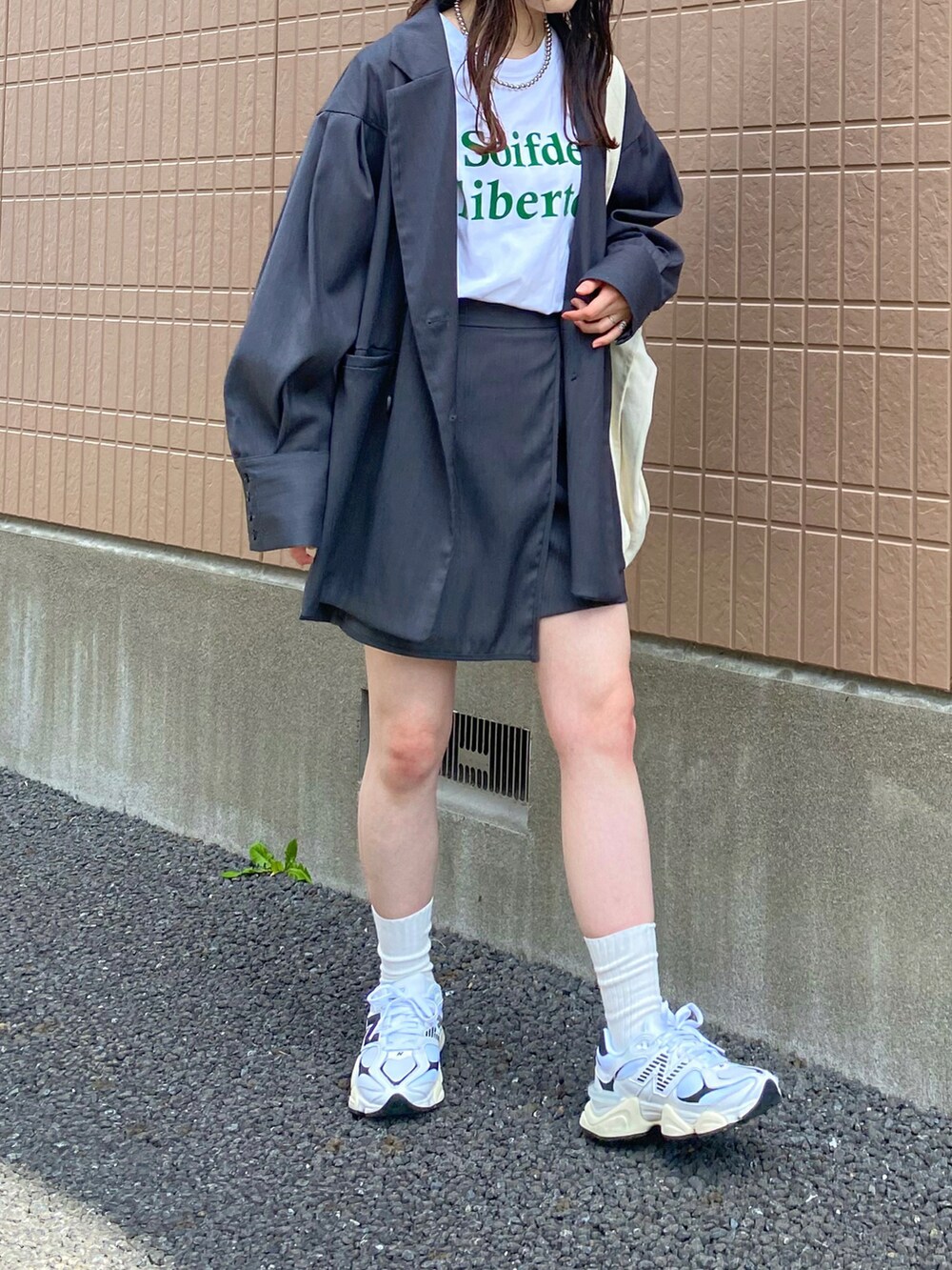 グレー系のテーラードジャケット、グリーン系のTシャツ/カットソー、グレー系のその他パンツを着用したレディースの春コーディネートの2枚目の写真