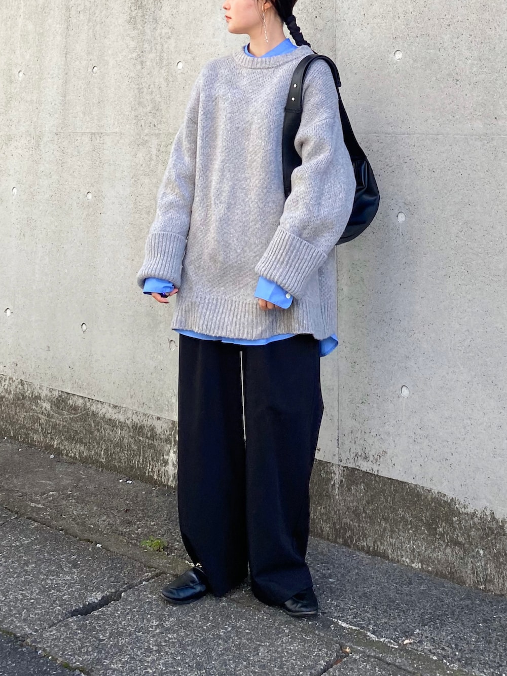 「ファッションを楽しもう、WEARyouthコーデ、レイヤードスタイル、大人カジュアル、シンプルコーデ、ビッグシルエット、オーバーサイズ、ショルダーバッグ、ローファー、スクエアトゥ」｜「WILLFULLYのnew jacquard big silhouette knit（ニット/セーター、グレー系）」を使った、pearn0さん（レディース・160cm）の秋コーディネートの3枚目の写真