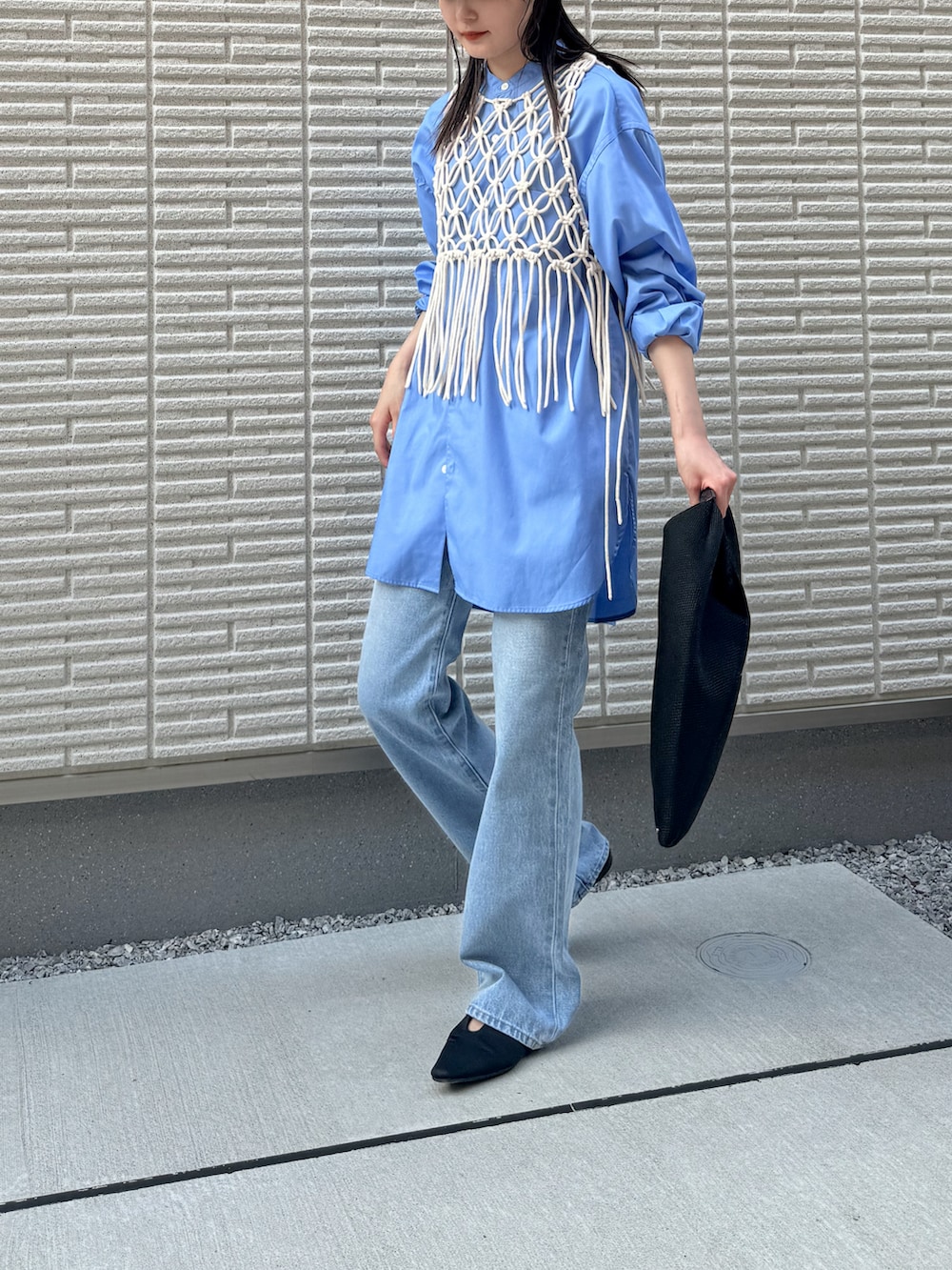 ブルー系のデニムパンツ、ホワイト系のベスト、ブルー系のシャツ/ブラウスを着用したレディースの夏コーディネートの3枚目の写真